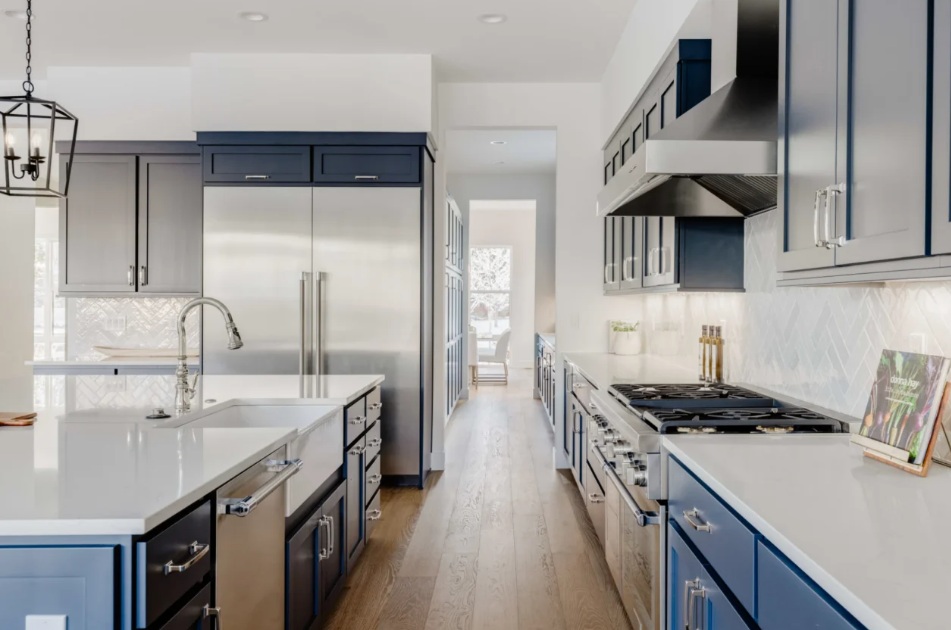 ТАНЫ ИРЭЭДҮЙГ БҮТЭЭХЭД ТУСЛАЖ БАЙНА